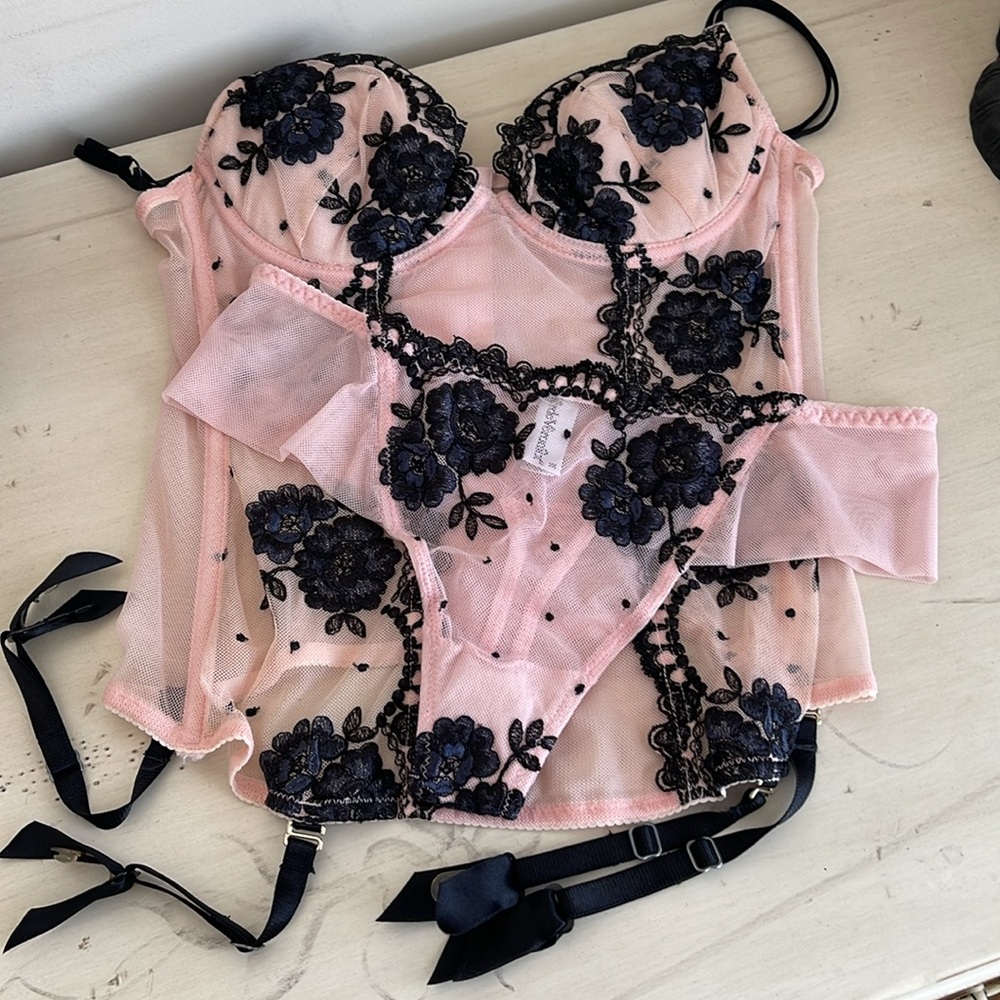 LACE BUSTIER & THONG SET